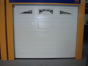 Подъемно-секционные гаражные ворота со встроенным окном
