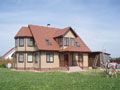 Фасад - фасадные панели Zierer, Цоколь - Nailite , аксессуары - Holzplast, Кровля - Металлочерепица М35 Prisma (цвет Helios)