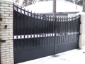 Распашные ворота с декоративными элементами
