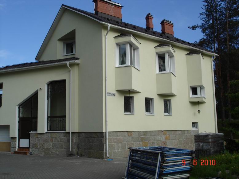 Фасад - Демонтаж сайдинга. Замена на декоративную силикатную штукатурку АТЛАС (Польша), рустик, короед с утеплителем из пенополистирола.