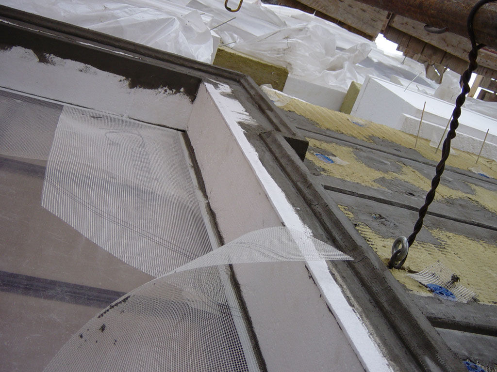 Декоративная штукатурка Атлас и декоративные архитектурные элементы отделки фасада дома Lear