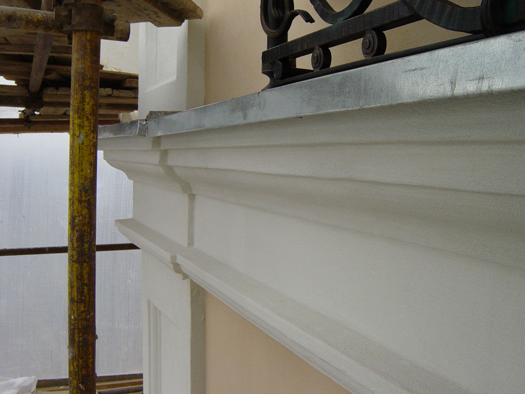 Декоративная штукатурка Атлас и декоративные архитектурные элементы отделки фасада дома Lear