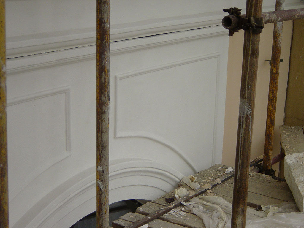 Декоративная штукатурка Атлас и декоративные архитектурные элементы отделки фасада дома Lear