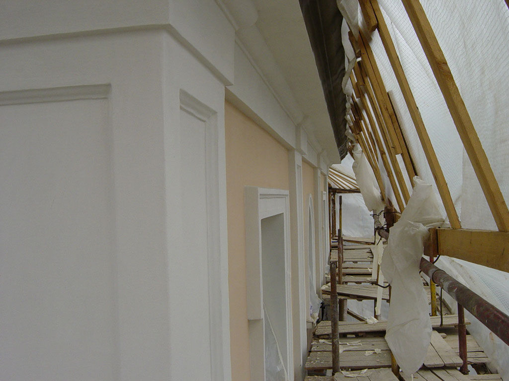 Декоративная штукатурка Атлас и декоративные архитектурные элементы отделки фасада дома Lear