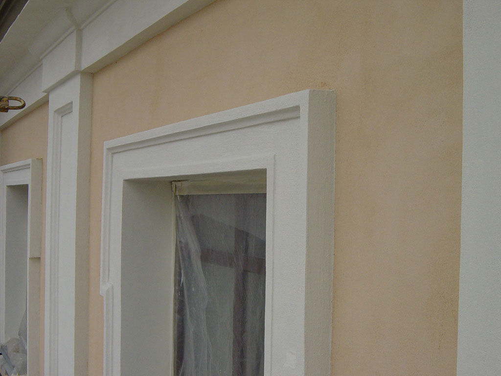 Декоративная штукатурка Атлас и декоративные архитектурные элементы отделки фасада дома Lear