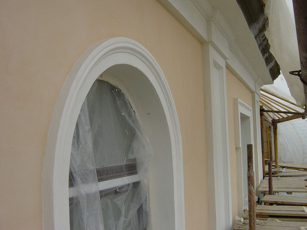 Декоративная штукатурка Атлас и декоративные архитектурные элементы отделки фасада дома Lear