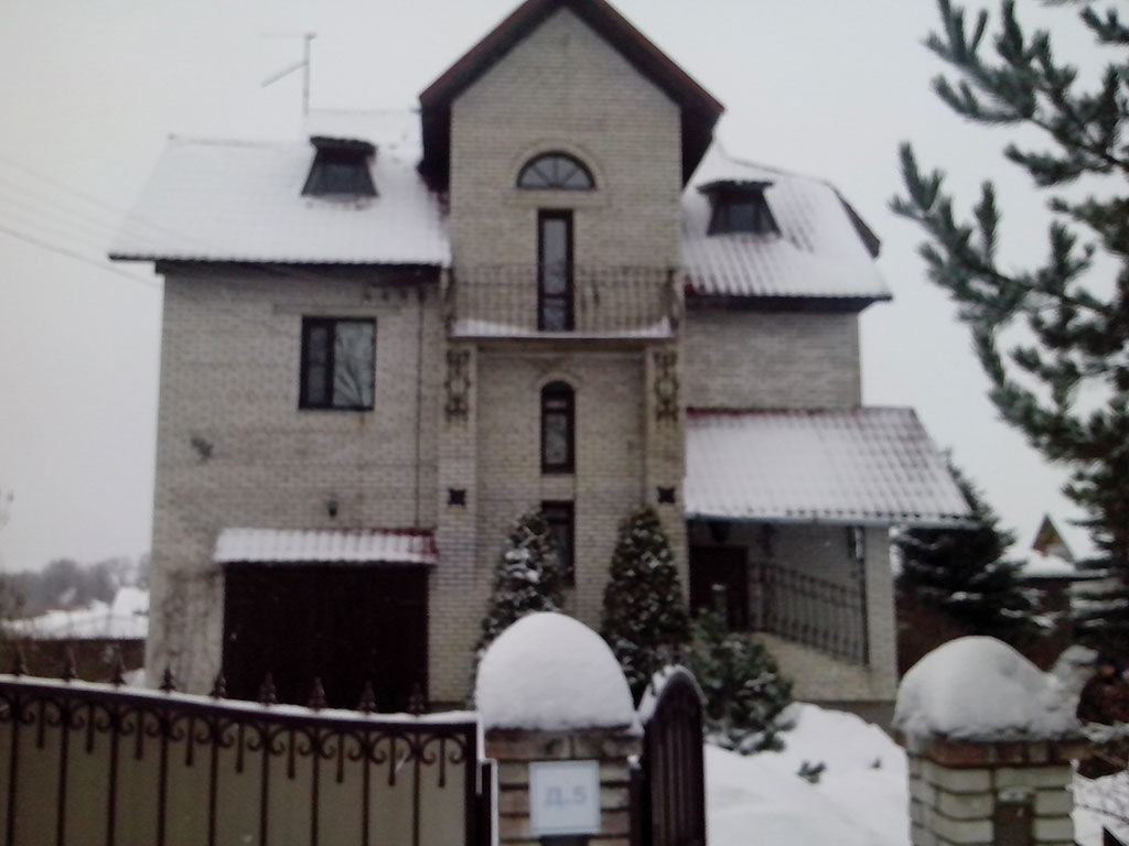 Частный дом в Гостилицах (Старое основание - кирпич). Фасад - декоративная минеральная штукатурка АТЛАС (Польша), с декорацией из искусственного камня КрафтСтоун Премиум