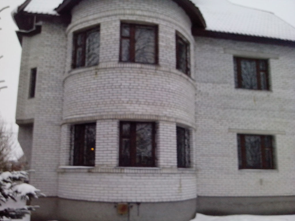 Частный дом в Гостилицах (старое основание - кирпич). Фасад - декоративная минеральная штукатурка АТЛАС (Польша), с декорацией из искусственного камня КрафтСтоун Премиум