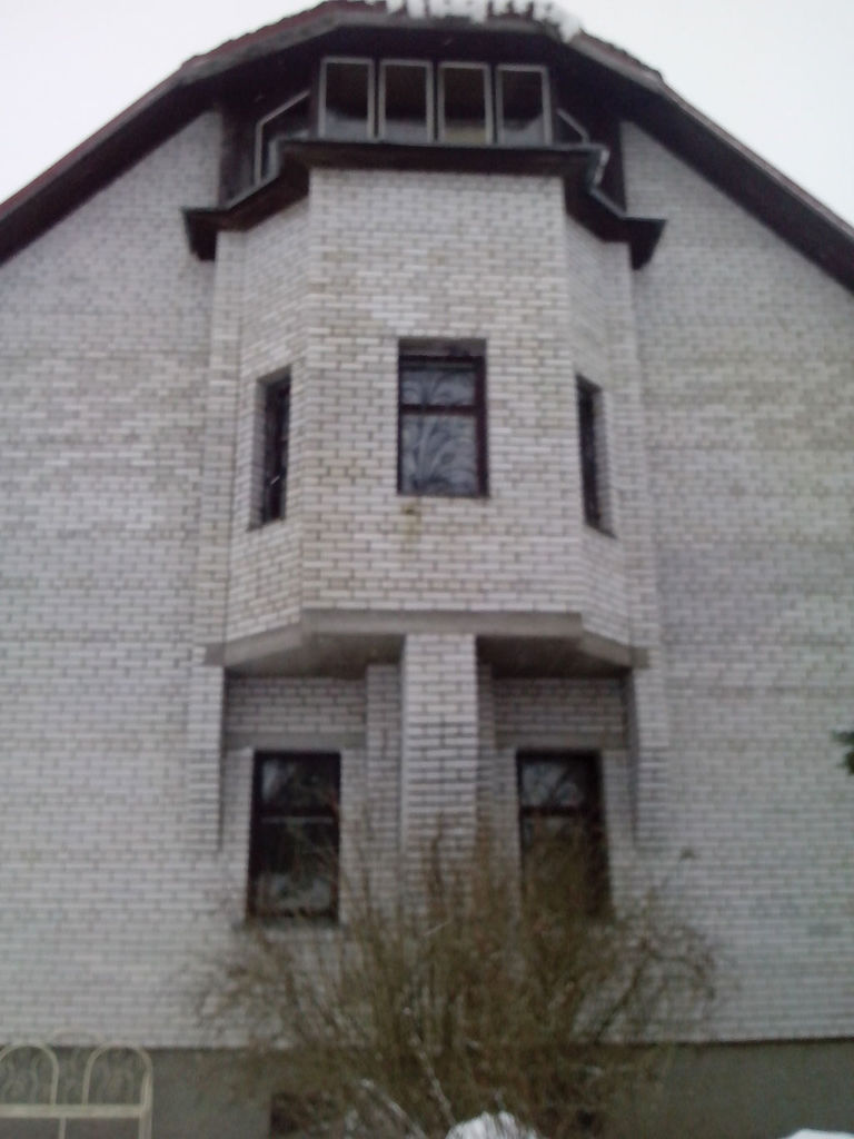 Частный дом в Гостилицах (старое основание - силикатный кирпич). Фасад - декоративная минеральная штукатурка АТЛАС (Польша), с декорацией из искусственного камня КрафтСтоун Премиум