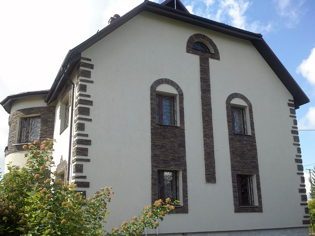 Частный дом в Гостилицах (старое основание - силикатный кирпич). Фасад - декоративная минеральная штукатурка АТЛАС (Польша), с декорацией из искусственного камня КрафтСтоун Премиум