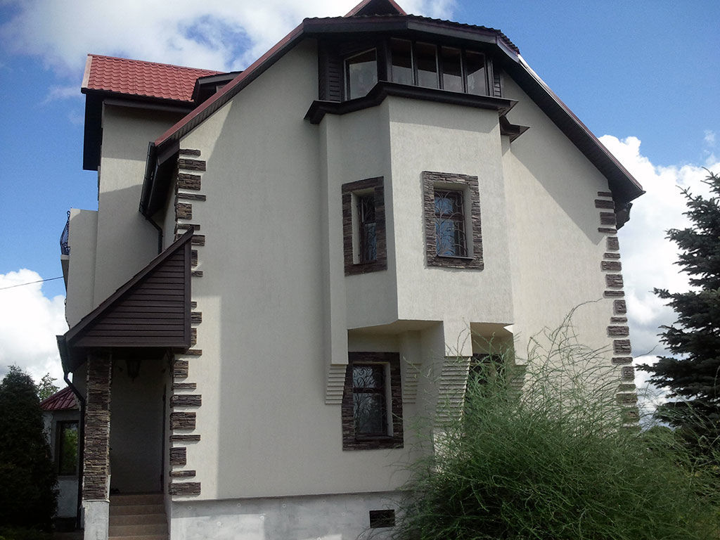 Частный дом в Гостилицах (старое основание - силикатный кирпич). Фасад - декоративная минеральная штукатурка АТЛАС (Польша), с декорацией из искусственного камня КрафтСтоун Премиум