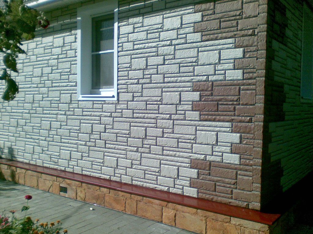 Фасад - облицовочные панели Nailite, фактура - натуральный камень. Цоколь - искусственный камень CraftStone, серия Сланец.