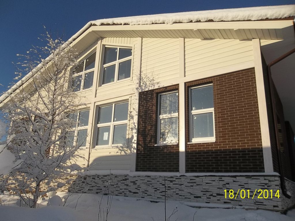 Дом в Токсово 2012-2013 г.г., Фасад облицовочный кирпич LODE Asais Brunis коричневый и фиброцементный сайдинг, панели Кедрал (Cedral Etermit)