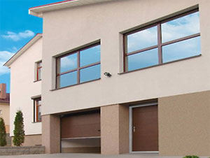 Боковая калитка в дополнение к секционным воротам: новинка от «Алютех»