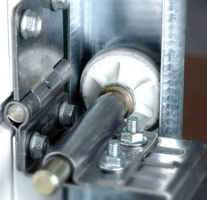 Улучшены антикоррозийные свойства комплектующих для секционных ворот «Алютех»