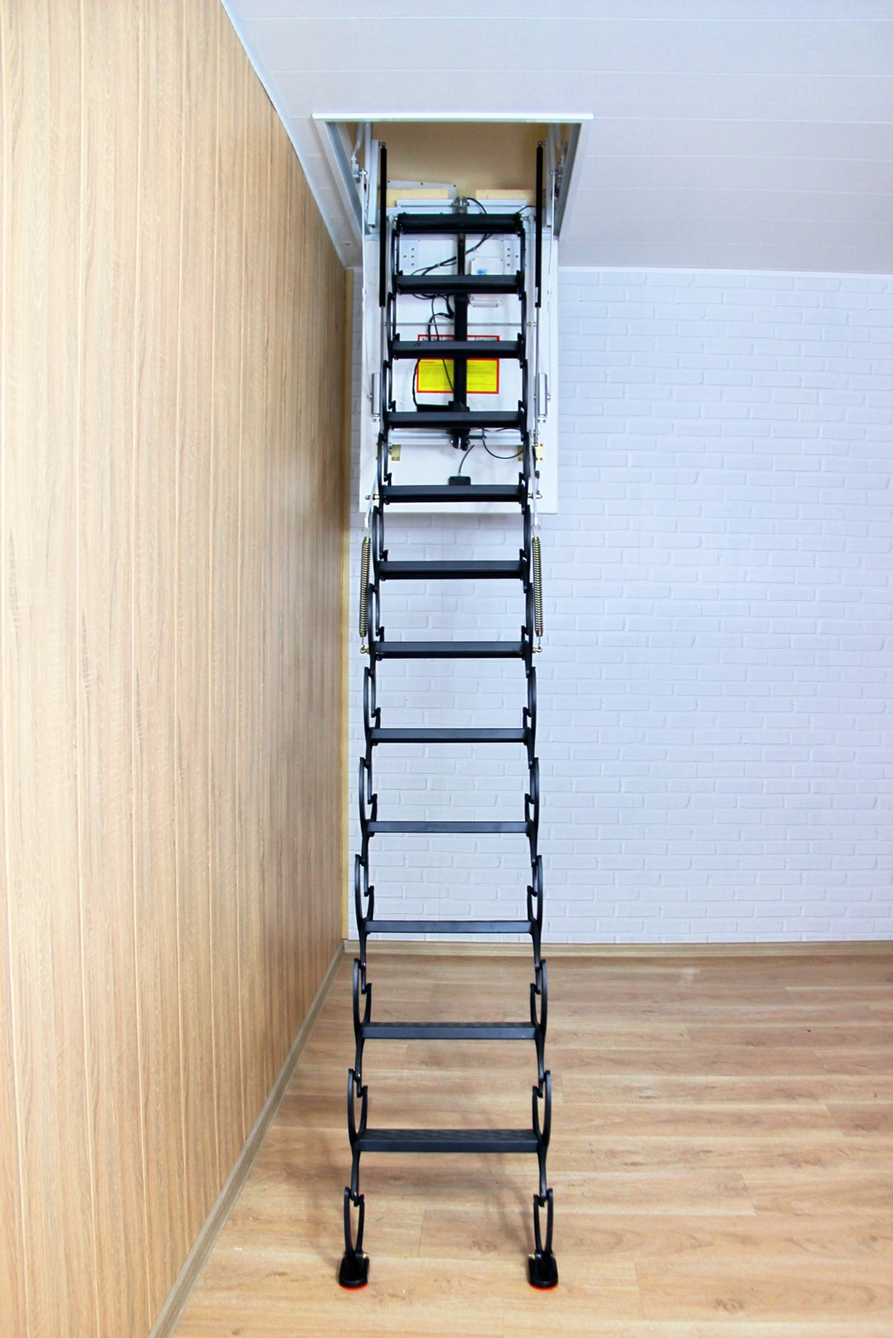 Лестница ножничная металлическая LOFTSTEP LCS-E (CH) 80х120х300см Fakro купить в Санкт-Петербурге Лестница ножничная металлическая LOFTSTEP LCS-E (CH) 80х120х300см Fakro