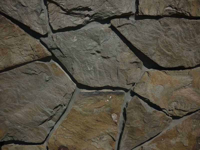 Песчаник серо-бурый "Дракон", рваный край 20-40 мм