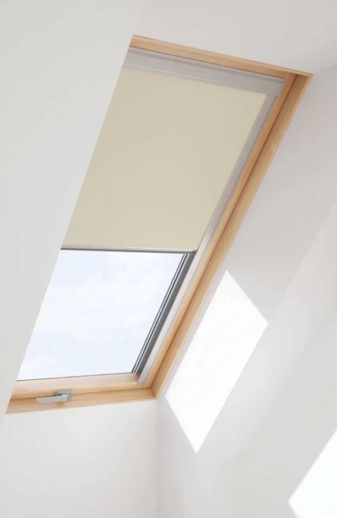 Мансардные окна Rooflite (Руфлайт) DPY B900 (ручка снизу) изнутри помещения