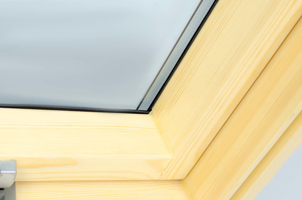 Мансардное окно Fakro (Факро) с подвесным открыванием FTP-V (CH) top-hung