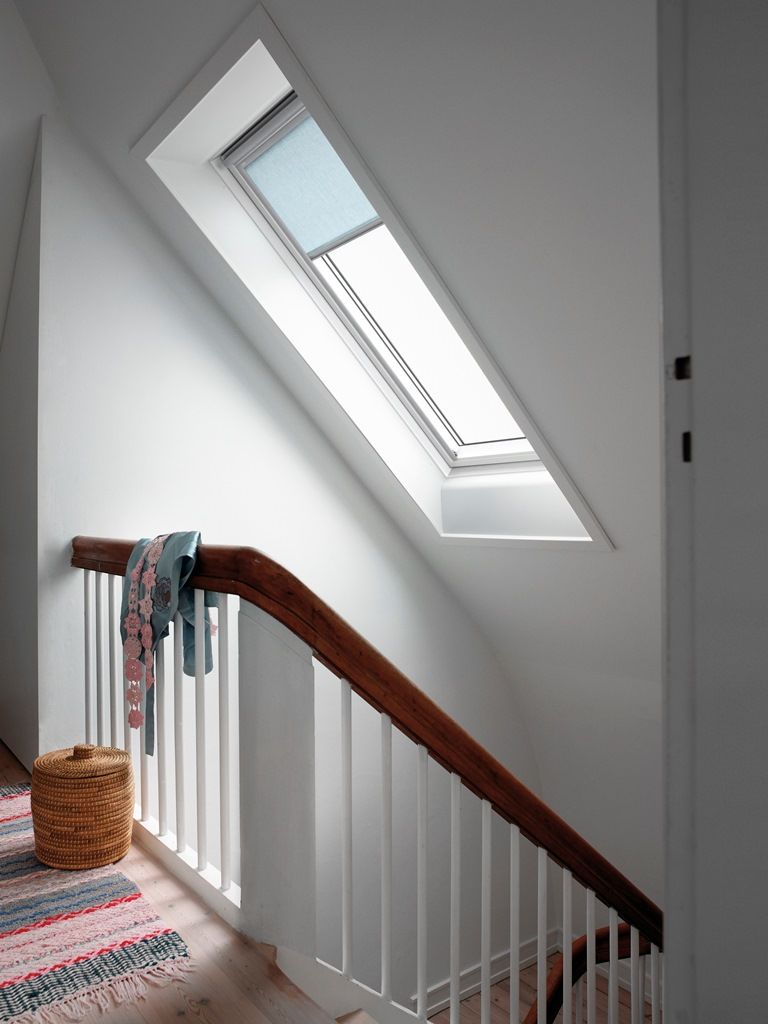 Белое мансардное окно Velux (Велюкс) GLU 0051 (ручка сверху) над лестницей