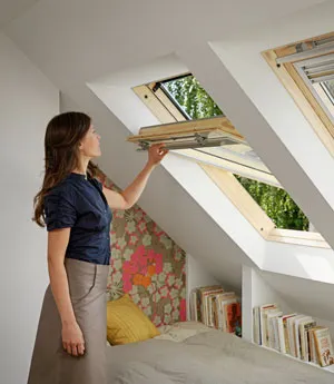Мансардное деревянное однокамерное окно Velux (Велюкс) GZR CR02 3050 55х78 см (ручка сверху) купить в Санкт-Петербурге